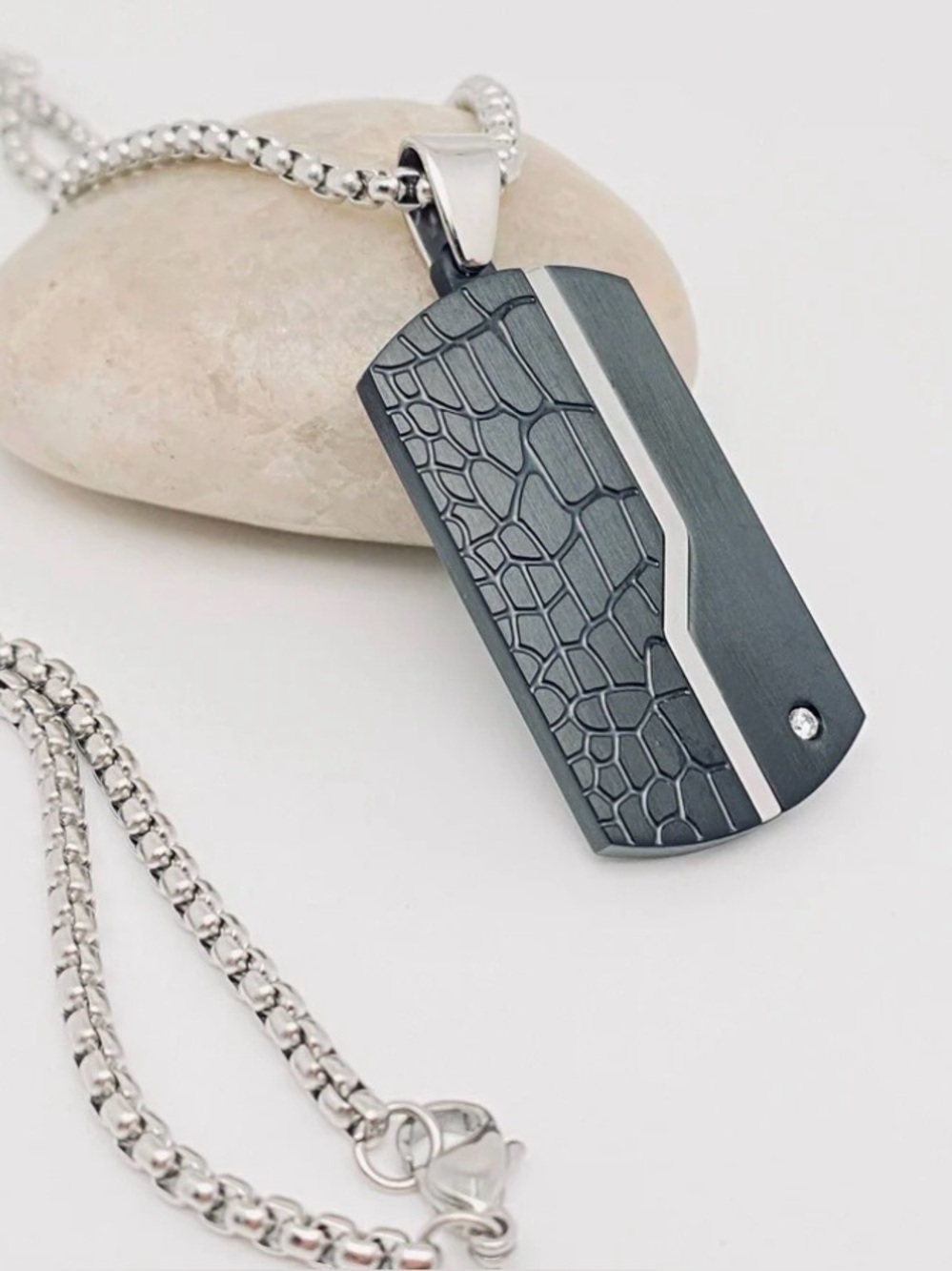 Men's Textured Dog Tag Pendant Necklace